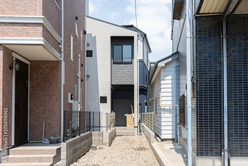 入り口が細い旗竿地に建つ新築一戸建て住宅