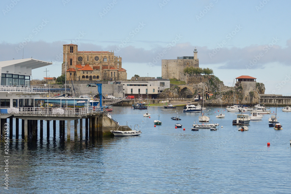 Obraz premium Panoramic view of the bay of Castro Urdiales at sunset