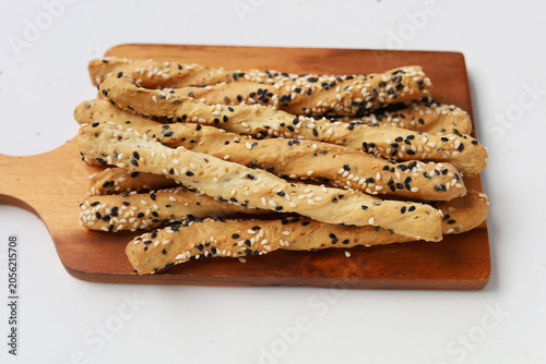 Foto Crispy breadsticks with black and white sesame seeds