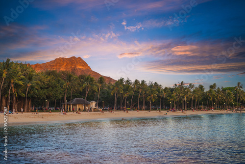 Фотография scenery of waikiki beach and diamond head mountain in Oahu island, Hawaii