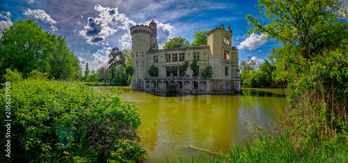 Foto Chateau de la Mothe Chandeniers abandoned castle ruins in France