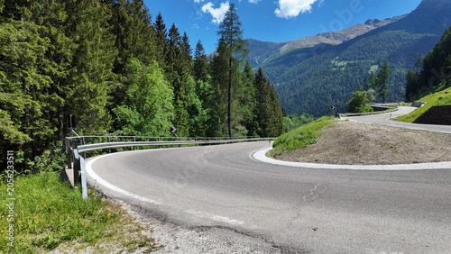 tornante strada curva montagna