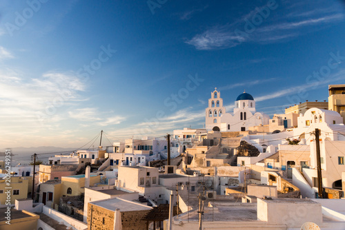 Tableau sur toile Typisch griechischer Ort Oia in Santorini – weiße Häuser und blaue Kirche auf de