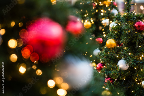 Weihnachtsbaum mit bunten Christbaumkugeln und Lichterketten – festliche Weihnachtsstimmung 