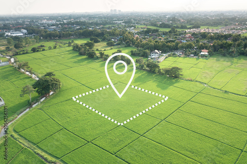Cuadro en lienzo Land with GPS location pin and surveyed parcel boundary