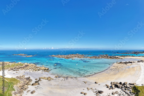 Quadro em tela Ein atemberaubender Panorama-Ausblick auf die geschützte Bucht des Plage de Roc'h ar Gonc mit glasklarem, türkisfarbenem Wasser, feinem Sand und markanten Riffen