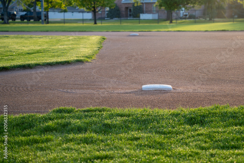 Canvastavla Sunlight glints off a baseball infield's dirt path