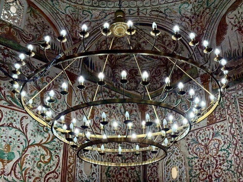 Photography vue sur un grand lustre dans une mosquée de Tirana en Albanie