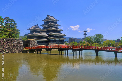 埋橋と松本城（長野県・松本市）