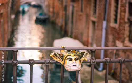 The mystery whispered by the shadow of an ancient mask among the Venetian streets