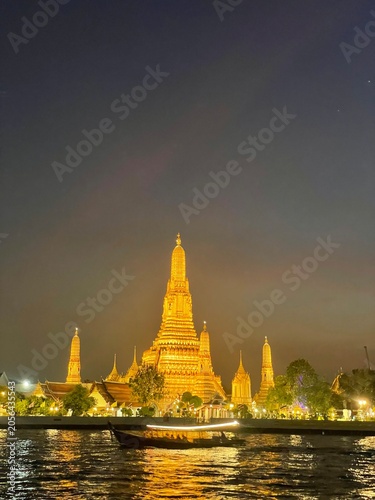 Obraz na płótnie Beautiful night view of Wat Arun (Temple of Dawn) illuminated by golden light al