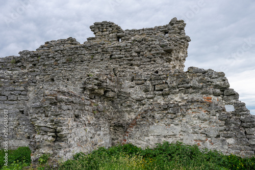 Fotografie the weathered, crumbling stone walls of an ancient castle ruin set against an ov