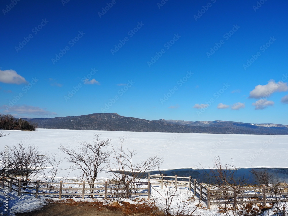 Fototapeta premium 氷の張った阿寒湖