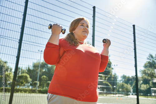 Φωτογραφία Strong and confident young woman embraces fitness during a sunny outdoor workout