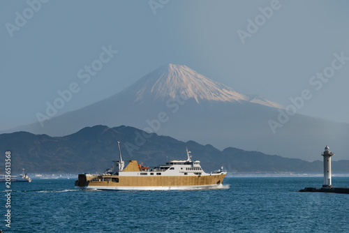 清水港を出港する駿河湾フェリーと冬の富士山