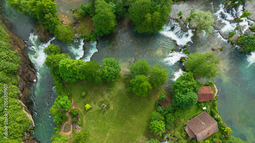 Fotografía Drone captures beautiful canyon village of Rastoke near Slunj