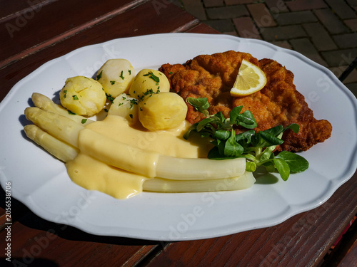 Paniertes Schweineschnitzel mit Kartoffel, Spargel und Sauce Hollandaise