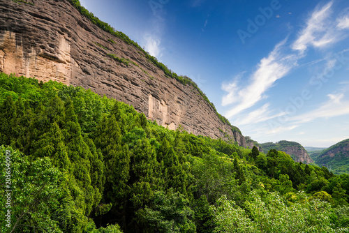 Fotografía Massive mountain cliffs and lush green forest at the historic Jianmen Pass, Sich