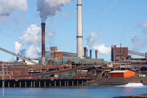 Foto Tata Steel IJmuiden factory and smokestacks