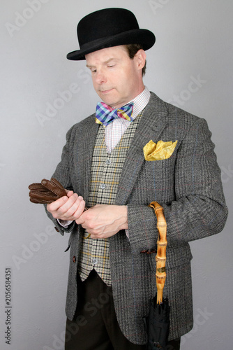 Fotografía Classic British Gentleman in Tweed Suit and Bowler Hat Holding Umbrella and Leat