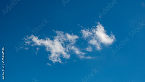 Fotografie Cúmulos nubes blanca con cielo azul.