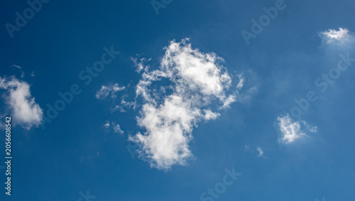 Obraz na plátně Cúmulos nubes blanca con cielo azul.