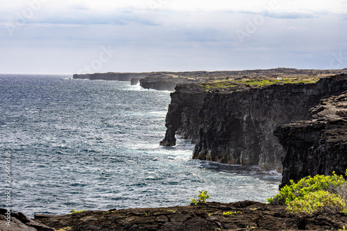 Fotografía Volcanic sea cliffs and Holei Sea Arch along the Pacific Ocean coastline in Hawa