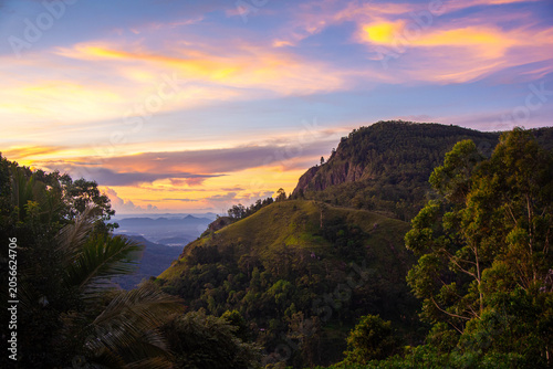 Valokuva Morning sunshine over the stunning mountain landscape of Ella Rock, Sri Lanka