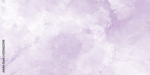 Foto Lavender watercolor wash background with soft cloud like formations and blended