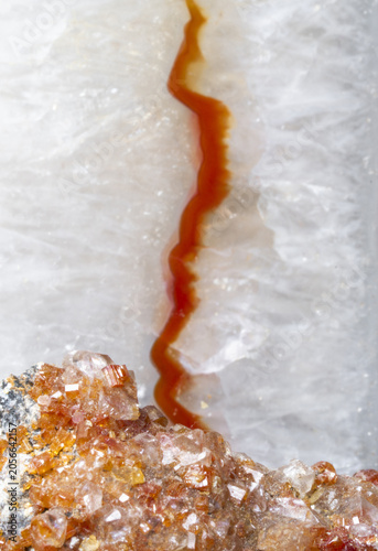 Fotografie Composizione di cristalli con venatura simile a forma di saetta