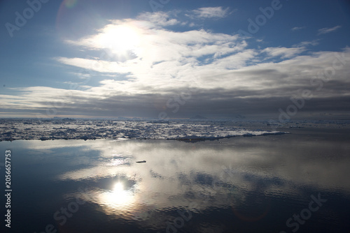 Φωτογραφία Ice in the Southern Ocean near Antarctica at sunset