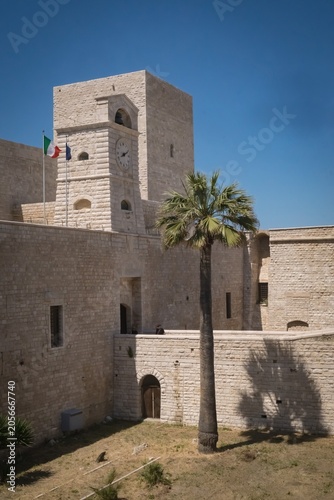Foto The massive fortress on the coast of the Adriatic Sea, Svevo Castle or  Trani Ca