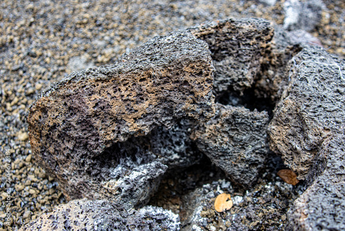 Foto Broken porous volcanic rocks on the cinder covered ground at Hawaii Volcanoes Na