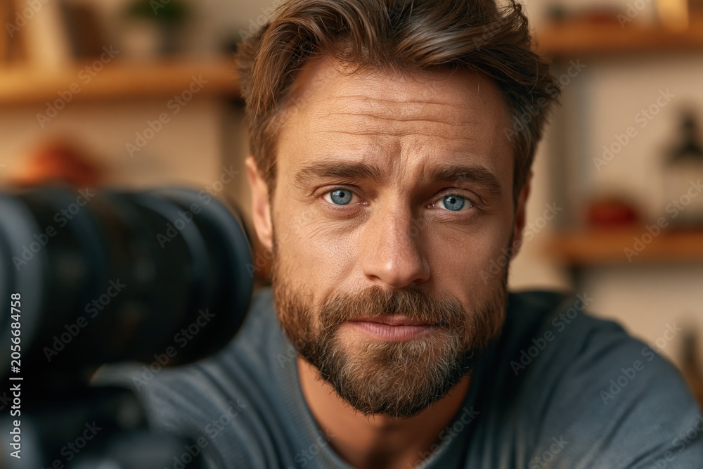 Obraz premium Intense blue eyes meet the viewer's gaze