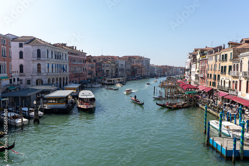 Quadro su tela Boats on the Grand Canal viewed from the Rialto Bridge, Venice, Italy
