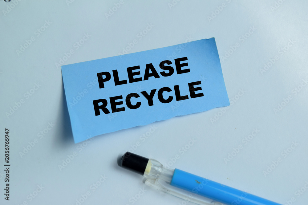 Obraz premium Concept of please recycle write on sticky notes isolated on Wooden Table.