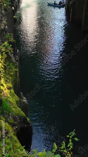 光輝く真名井の滝と紅葉　高千穂峡