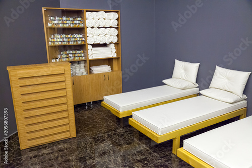 Fotografía Quiet relaxation room in a luxury spa center featuring comfortable lounge chairs, soft lighting and a peaceful atmosphere created for resting after wellness and thermal treatments