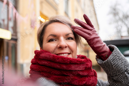 Foto Woman taking selfie in city street