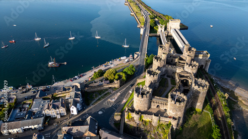 Fotografía Aerial View of Conwy Castle and Surroundings