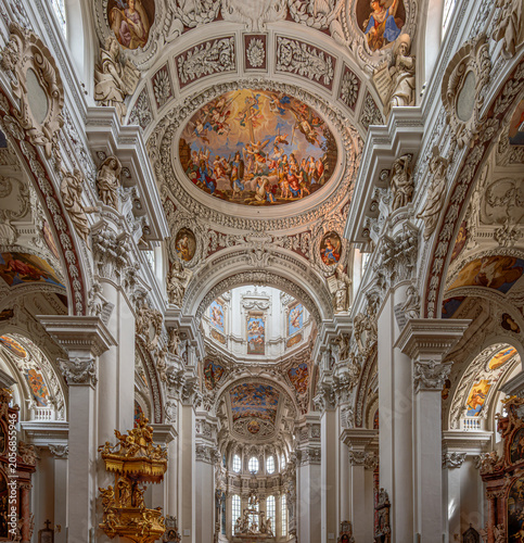 Innenansichten einer Barockkirche 