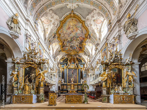 Innenansichten einer Barockkirche 