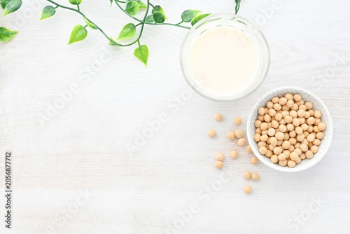 фотографія 豆乳と大豆を並べたヘルシーな食材イメージ