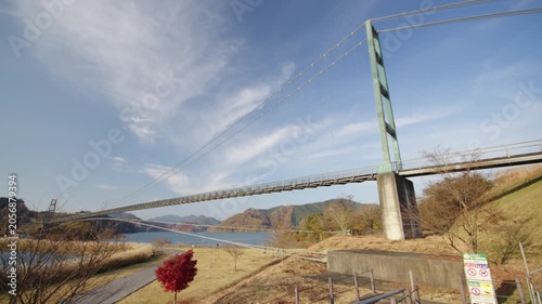 秋の宮ヶ瀬湖畔園地 紅葉 水の郷大吊り橋 Autumn foliage at Miyagase Lakeside Park, Mizunosato Suspension Bridge