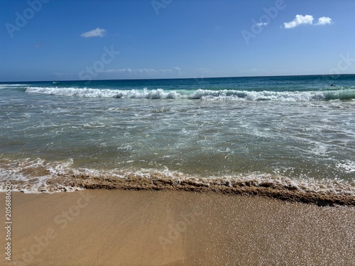 türkisblaues Wasser des Atlantik trifft auf den feinen Sandstrand in Jandia, Fuerteventura