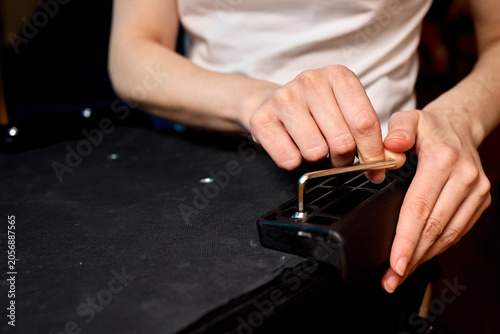 Fotografie Person tightening strap on black guitar case