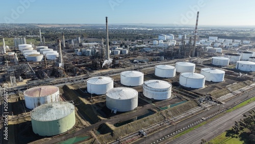 Foto Oil refinery and industrial tanks storing fossil fuel