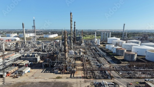 Foto Oil refinery complex processing fuel with storage tanks