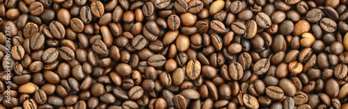 Φωτογραφία Detailed view on brown roasted coffee beans in big pile on table close up