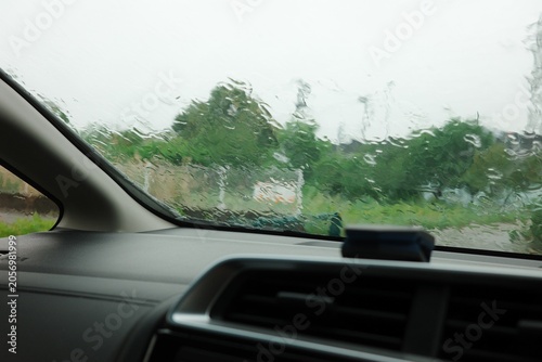 雨の日の車のフロントガラス